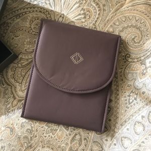 TRAVEL CASE FOR NECKLACES